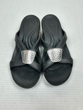 Crocs Sanrah Hammered Metal Circle Wedge Thong Black Silver Sandals Size 9